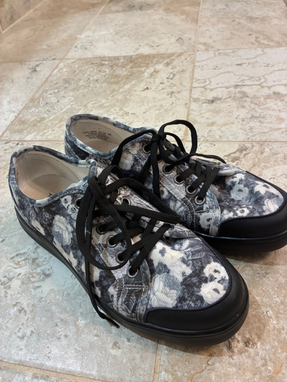 Traq by Alegria Black & White Floral Smart Walking Shoes Sneakers SZ 38